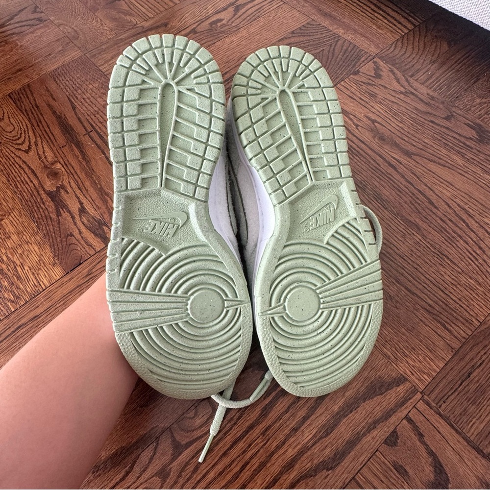 Women’s Nike Dunk Low SE 'Fleece - Honeydew' - Picture 3 of 5